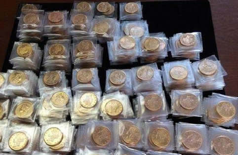 夫妇捡了一破铁罐 里面东西值3.7亿(满满金币一千多块) 夫妇捡了一破铁罐 里面东西值3.7亿(满满金币一千多块)