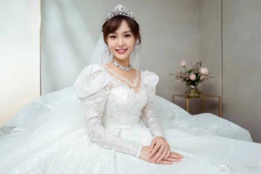 唐嫣试婚纱画面：优雅笑容甜（图）