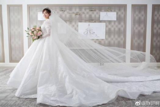 唐嫣试婚纱画面：优雅笑容甜（图）