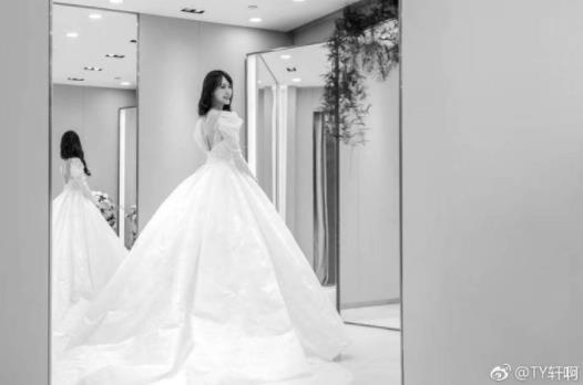 唐嫣试婚纱画面：优雅笑容甜（图）