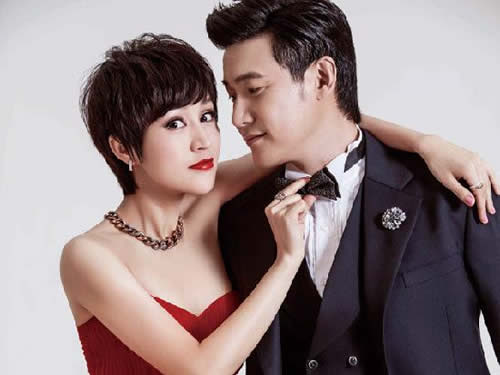 鲍蕾晒陆毅摸瓜照：抚摸这么大一个南瓜（图）