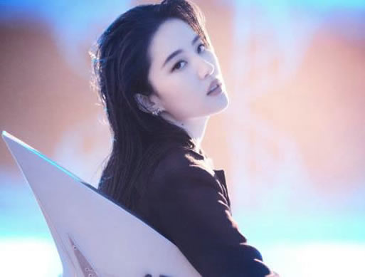 刘亦菲童年万圣节照：穿着公主裙文静漂亮（图）