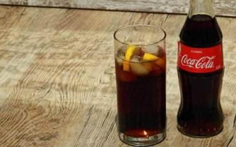 女子用可乐洗头1年结果惊讶(国外美女亲身示范) 女子用可乐洗头1年结果惊讶(国外美女亲身示范)