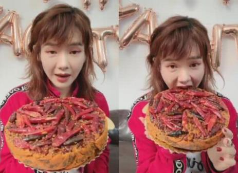 戚薇近照变化大:脸部浮肿网友称爹妈都不认识了 戚薇近照变化大:脸部浮肿网友称爹妈都不认识了