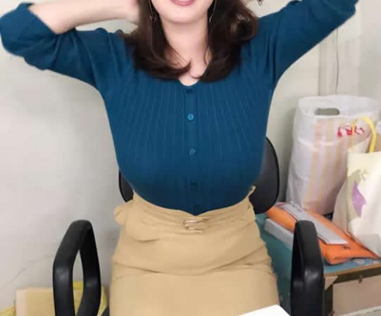 巨乳美女图片：街拍日本美女巨乳图