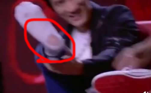 王力宏穿破洞袜子：综艺节目欲拒还迎脱下了鞋子验证