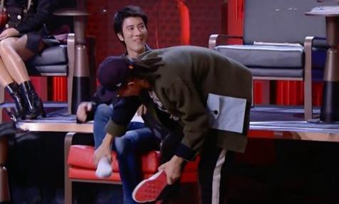 王力宏穿破洞袜子：综艺节目欲拒还迎脱下了鞋子验证