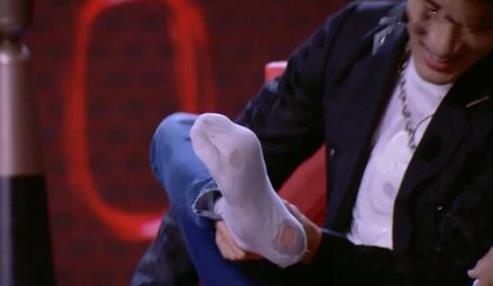 王力宏穿破洞袜子：综艺节目欲拒还迎脱下了鞋子验证