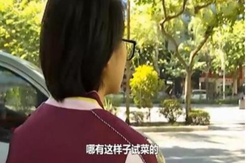 服务员上菜前偷吃:顾客看到一幕没有食欲了(图) 服务员上菜前偷吃:顾客看到一幕没有食欲了(图)