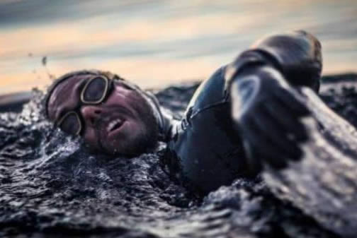 游泳5个月不上岸:每天游泳12小时吃香蕉补充热量 游泳5个月不上岸:每天游泳12小时吃香蕉补充热量