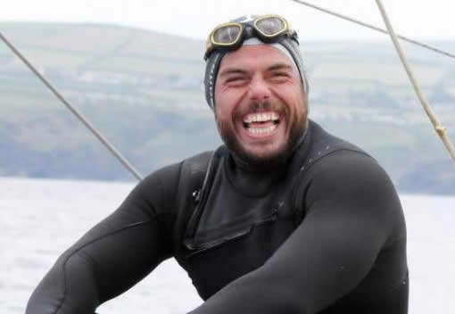 游泳5个月不上岸:每天游泳12小时吃香蕉补充热量 游泳5个月不上岸:每天游泳12小时吃香蕉补充热量