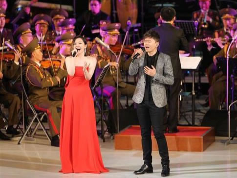 张杰张靓颖演出归来:离别现场气氛热烈依依不舍 张杰张靓颖演出归来:离别现场气氛热烈依依不舍