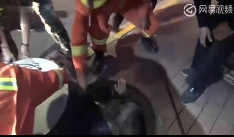 小伙走夜路跌下水道：电线伸出摇动一夜求救（图）