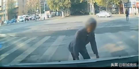 缓慢倒下老太上演最慢碰瓷:司机目睹全程无奈一笑 缓慢倒下老太上演最慢碰瓷:司机目睹全程无奈一笑