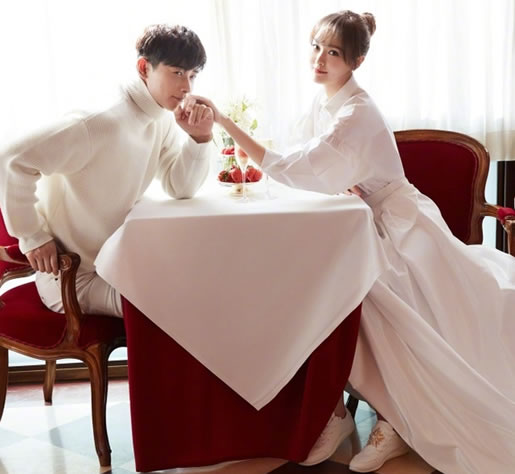 唐嫣婚后首现身机场：墨镜遮面秀钻戒 （图）