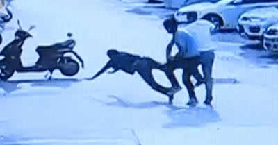 妻子出轨被发现：丈夫儿子街头暴打小三（图）