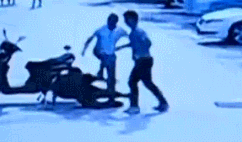 妻子出轨被发现：丈夫儿子街头暴打小三（图）