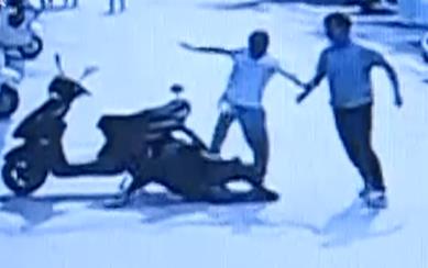 妻子出轨被发现：丈夫儿子街头暴打小三（图）