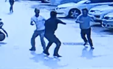 妻子出轨被发现：丈夫儿子街头暴打小三（图）