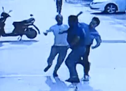 妻子出轨被发现：丈夫儿子街头暴打小三（图）