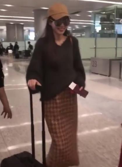 唐嫣被粉丝要喜糖:不过喜糖没有羞涩的笑容却很甜 唐嫣被粉丝要喜糖:不过喜糖没有羞涩的笑容却很甜