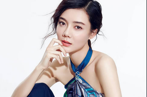 车晓与男友遛弯:有说有笑画面温馨(图) 车晓与男友遛弯:有说有笑画面温馨(图)