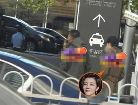 车晓与男友遛弯:有说有笑画面温馨(图) 车晓与男友遛弯:有说有笑画面温馨(图)