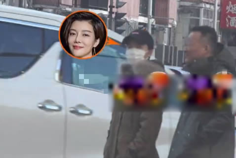 车晓与男友遛弯:有说有笑画面温馨(图) 车晓与男友遛弯:有说有笑画面温馨(图)