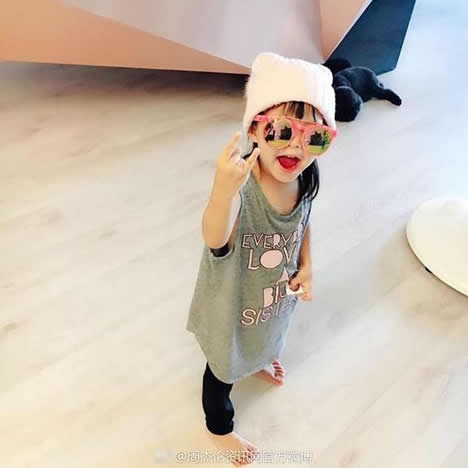 周杰伦女儿近照:熟练嘟嘴萌气十足的小公主(图) 周杰伦女儿近照:熟练嘟嘴萌气十足的小公主(图)