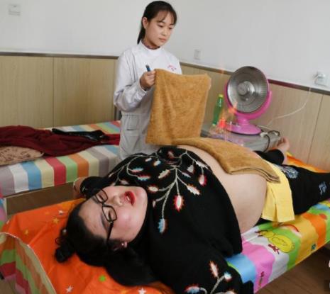 女演员胖到呼吸困难:体重293斤女演员的一组照片 女演员胖到呼吸困难:体重293斤女演员的一组照片