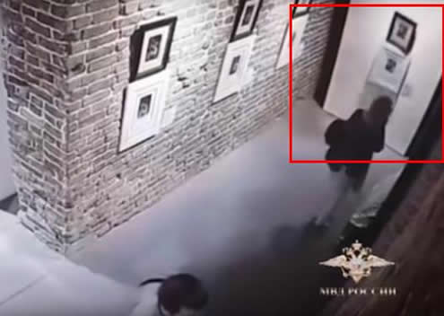 画展自拍名画受损（监控画面记录全过程）