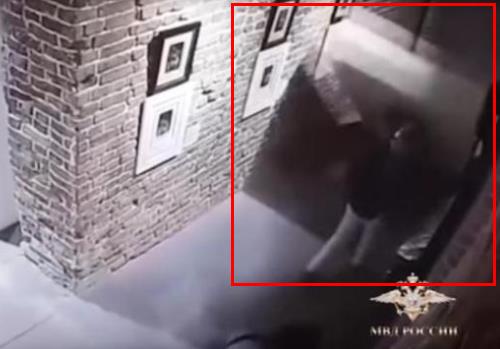 画展自拍名画受损（监控画面记录全过程）