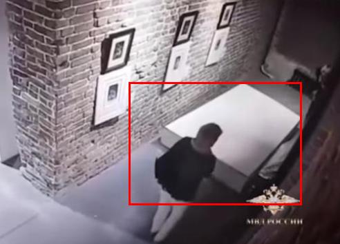 画展自拍名画受损（监控画面记录全过程）