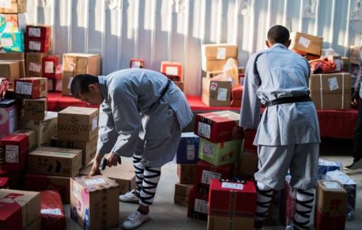 功夫小子变快递员：一大波功夫小子送快递照片来袭