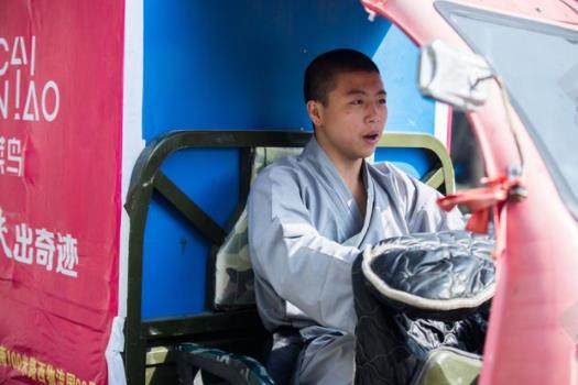 功夫小子变快递员：一大波功夫小子送快递照片来袭