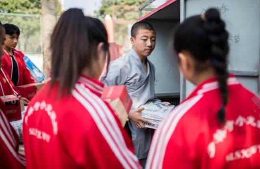 功夫小子变快递员：一大波功夫小子送快递照片来袭