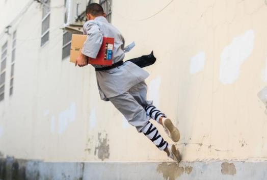 功夫小子变快递员：一大波功夫小子送快递照片来袭