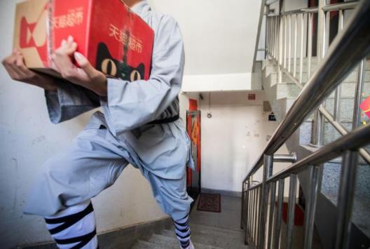 功夫小子变快递员：一大波功夫小子送快递照片来袭
