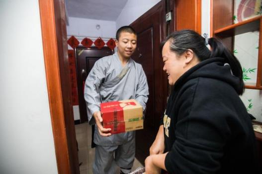 功夫小子变快递员：一大波功夫小子送快递照片来袭
