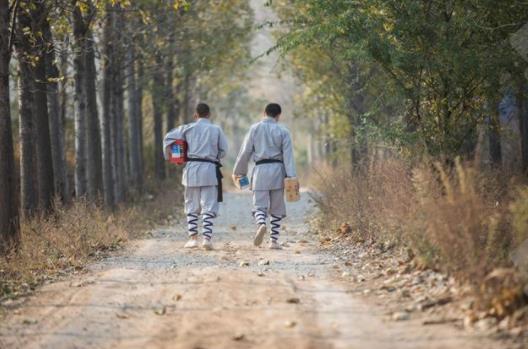 功夫小子变快递员：一大波功夫小子送快递照片来袭