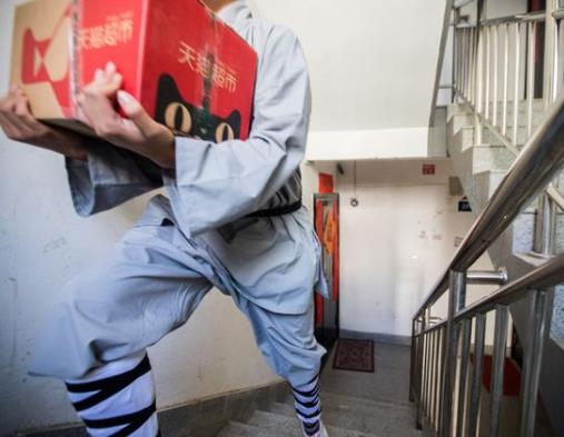 功夫小子变快递员:早上下订单下午就能收到 功夫小子变快递员:早上下订单下午就能收到