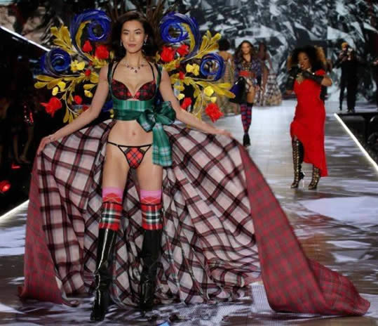 刘雯翅膀:2018维密造型对比历年维密造型(图) 刘雯翅膀:2018维密造型对比历年维密造型(图)