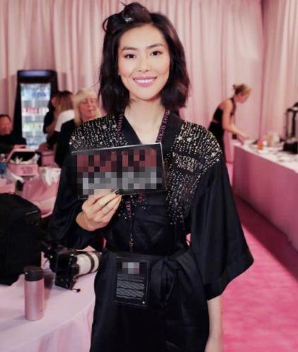 2018维密内秀刘雯翅膀造型：像孔雀开屏被美到了