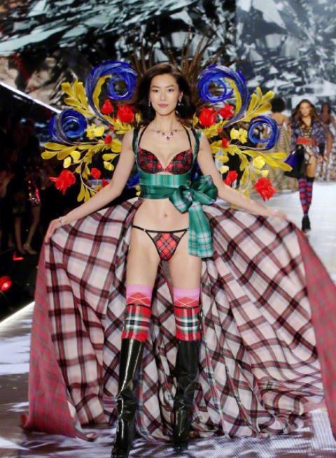 2018维密内秀刘雯翅膀造型：像孔雀开屏被美到了