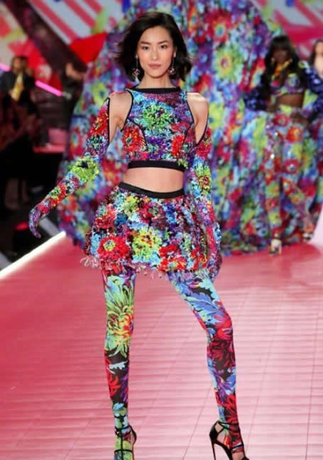 2018维密内秀刘雯翅膀造型：像孔雀开屏被美到了