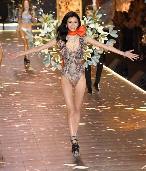 奚梦瑶再上维密：第六次走维密2个造型和一对翅膀