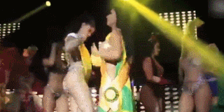 美臀小姐抢冠军彩带:指责冠军美臀小姐是假臀(图) 美臀小姐抢冠军彩带:指责冠军美臀小姐是假臀(图)