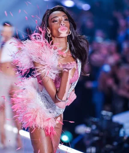 维密秀现场图：展示时尚的秘密（组图）