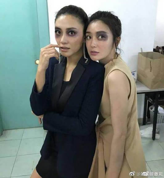 秦岚晒自黑照：搞怪熊猫妆并喊话陈小春（图）