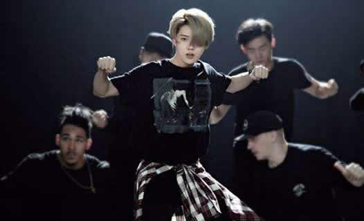 鹿晗彩排曝光:爆炸发型画面唱歌搞笑(图) 鹿晗彩排曝光:爆炸发型画面唱歌搞笑(图)